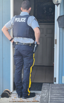 officer at front door to serve traffic ticket